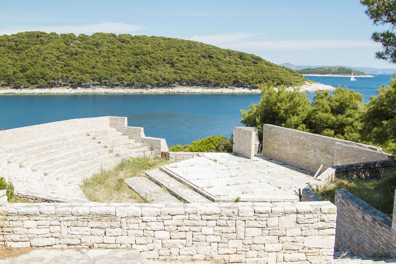 The stone amphitheatre above the bay