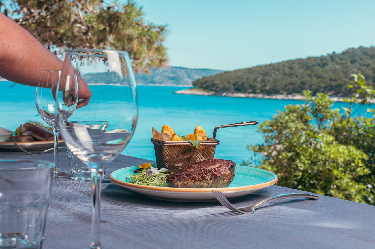 Dinner with a view over the bay